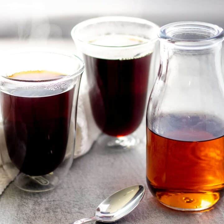 maple vanilla coffee syrup with two cups of coffee