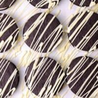 completed chocolate cream cookies