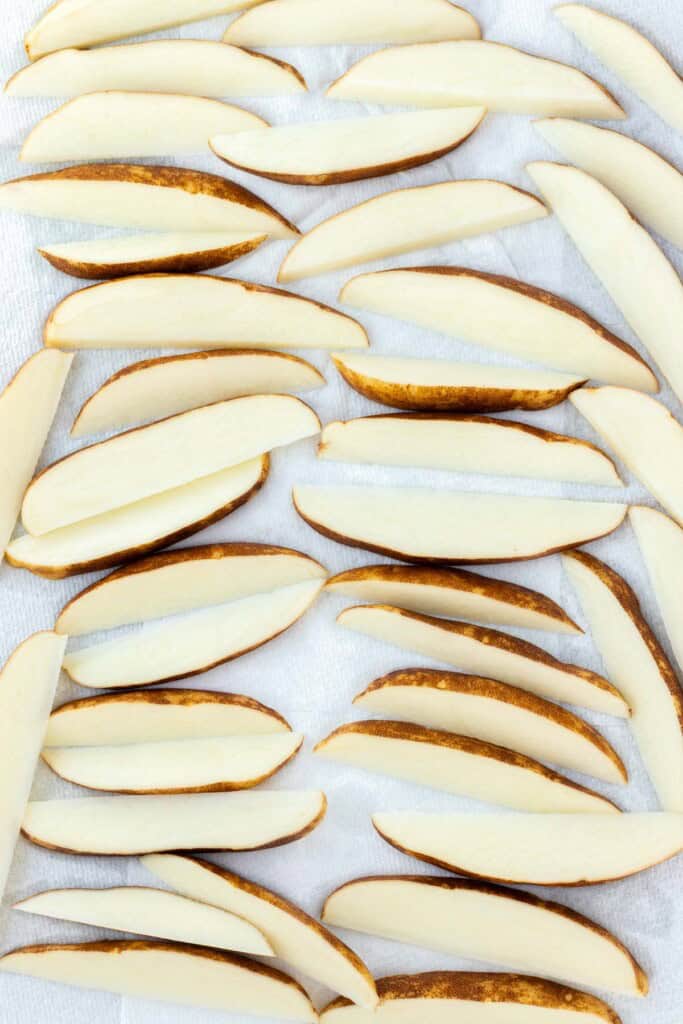 Drying the potatoes on paper towel.